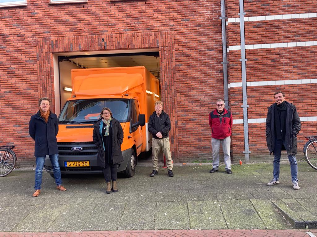foto van wethouder Balster van de PvdA die de vrijwilligers van de Haagse Soepbus in het zonnetje kwam zetten